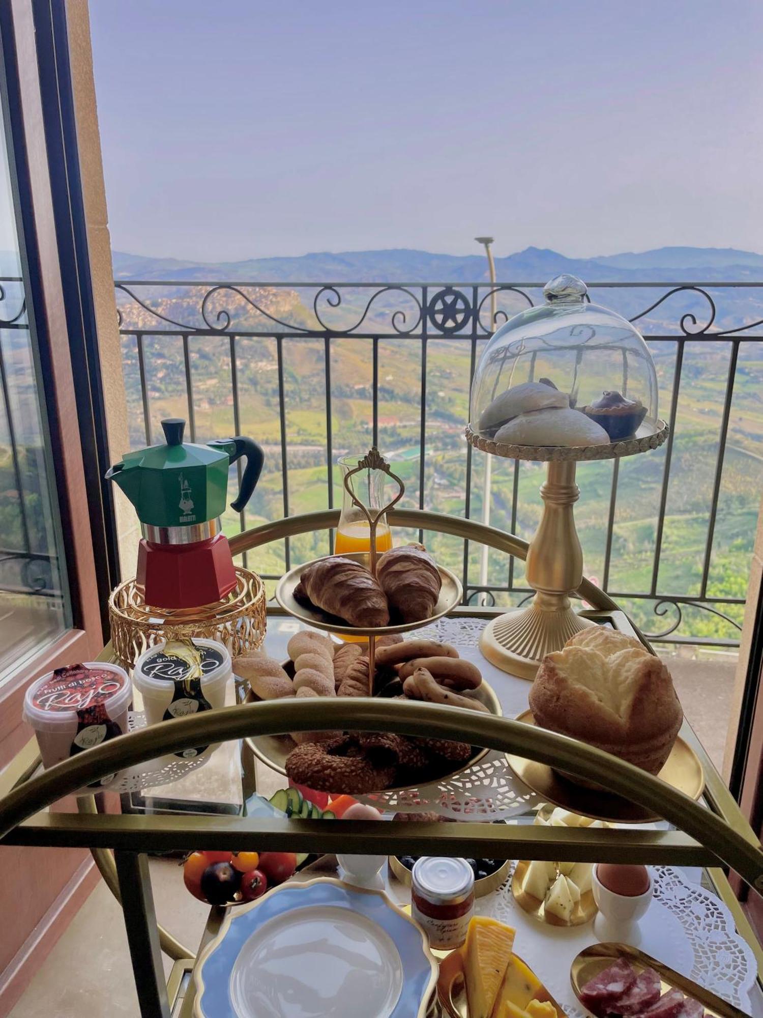Dimora Del Duomo Hotel Enna Bagian luar foto